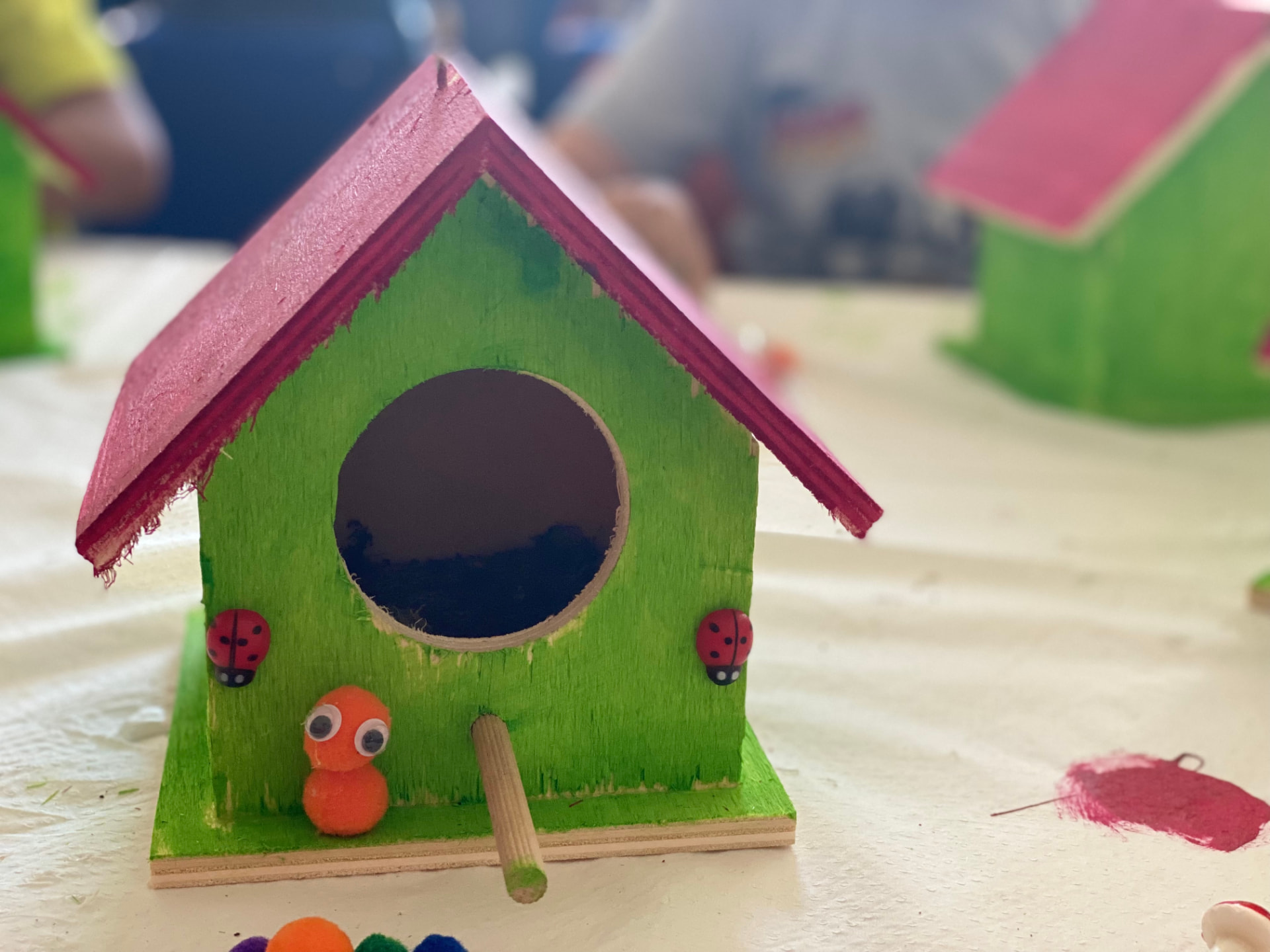 Renkli kuş evi tasarımı atölyesi