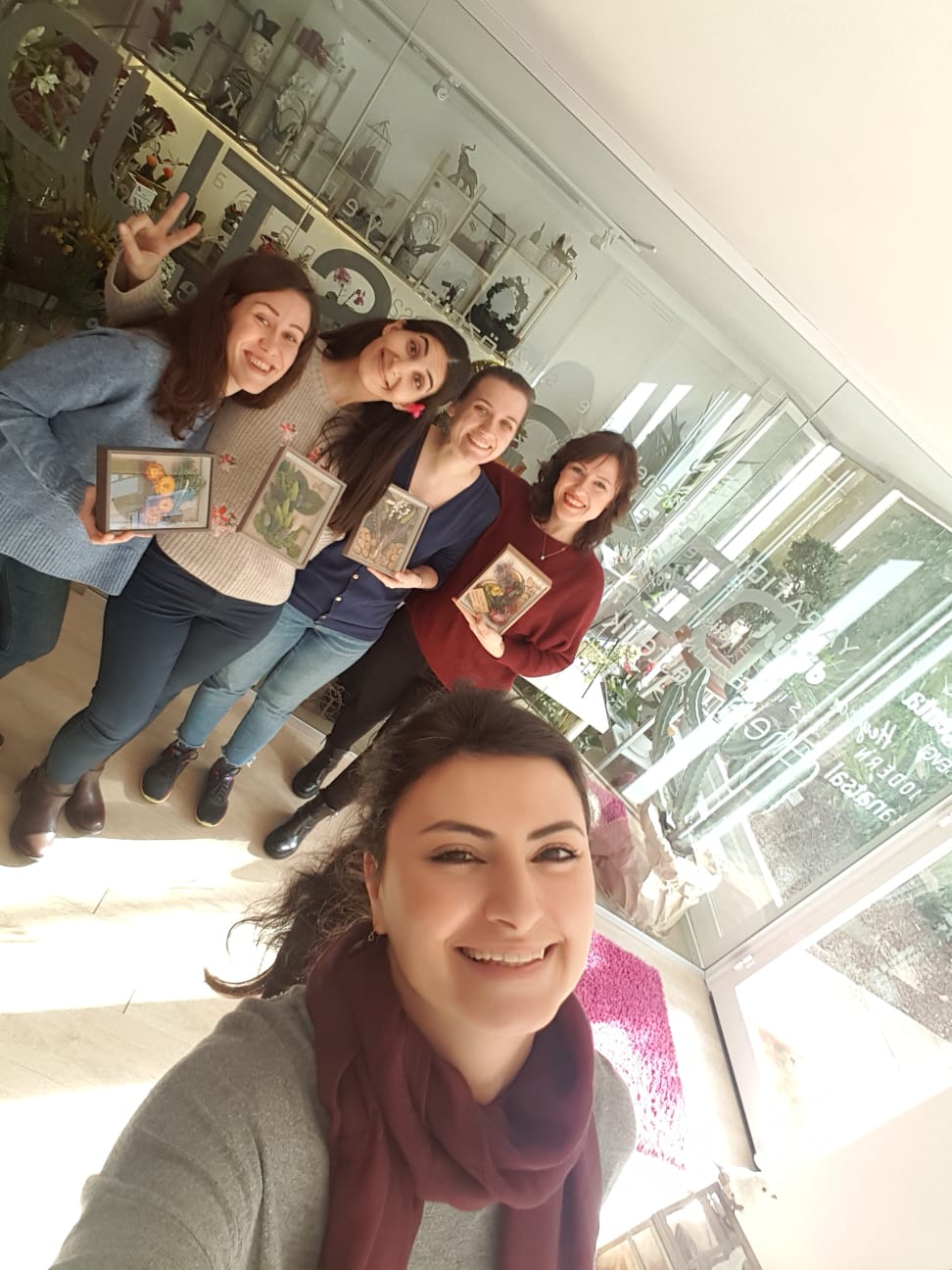 Atölye sonunda tasarımlarıyla katılımcılar